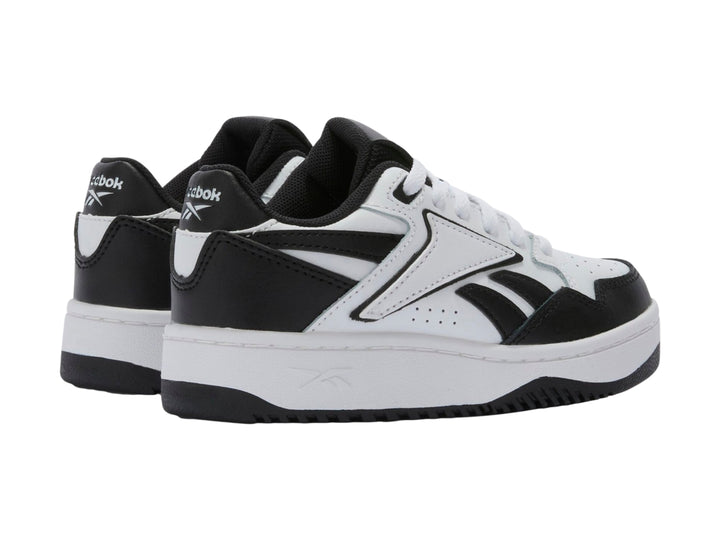 Tenis Reebok modelo ATR Chill en colores blanco y negro con suela blanca y detalles deportivos.