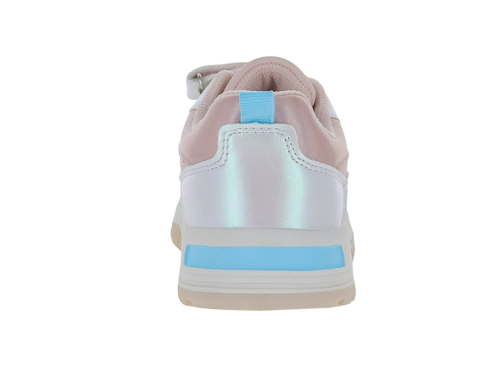 Tenis deportivos para niña en color rosa con detalles azul claro y blanco, acabados iridiscentes y cierre de velcro.