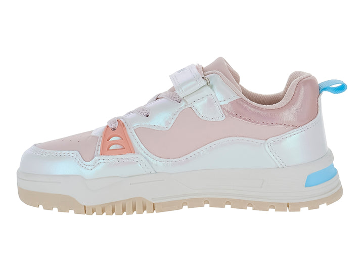 Tenis deportivos para niña en color rosa con detalles azul claro y blanco, acabados iridiscentes y cierre de velcro.