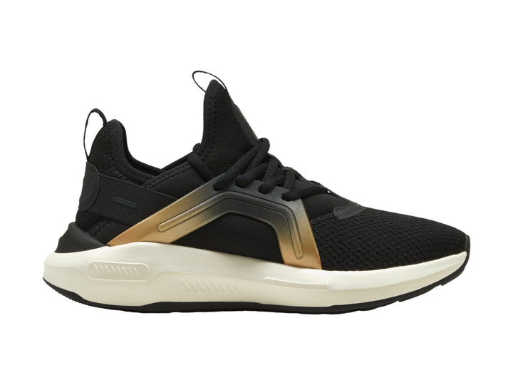 Tenis PUMA negros con acento dorado metálico y suela blanca, vista lateral.