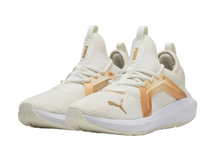 Tenis Puma color blanco con detalles metálicos en dorado, vista lateral.