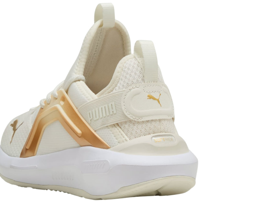 Tenis Puma color blanco con detalles metálicos en dorado, vista lateral.
