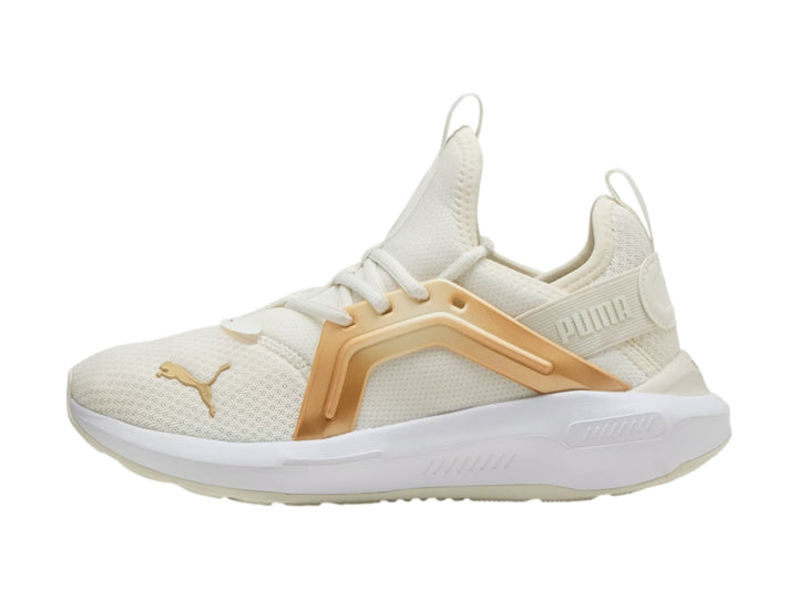 Tenis Puma color blanco con detalles metálicos en dorado, vista lateral.