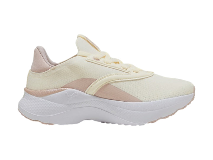 Tenis PUMA Softride Mayve en color marfil y rosa pálido con suela blanca gruesa.