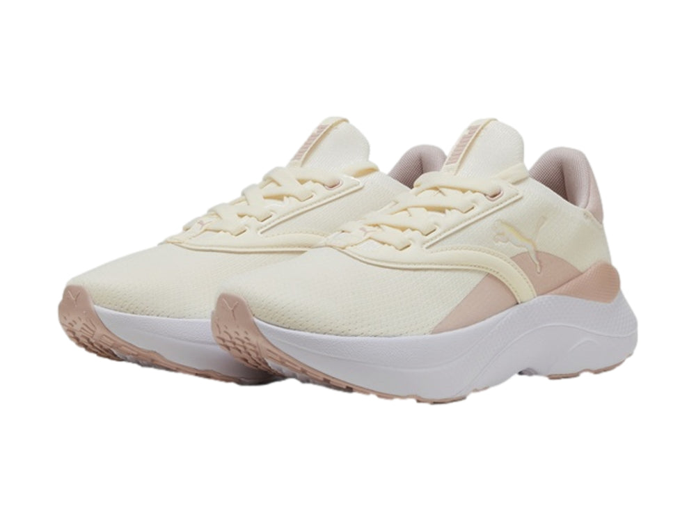 Tenis PUMA Softride Mayve en color marfil y rosa pálido con suela blanca gruesa.