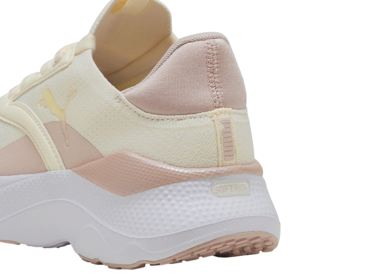 Tenis PUMA Softride Mayve en color marfil y rosa pálido con suela blanca gruesa.