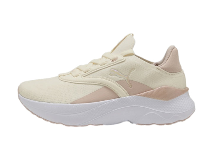 Tenis PUMA Softride Mayve en color marfil y rosa pálido con suela blanca gruesa.
