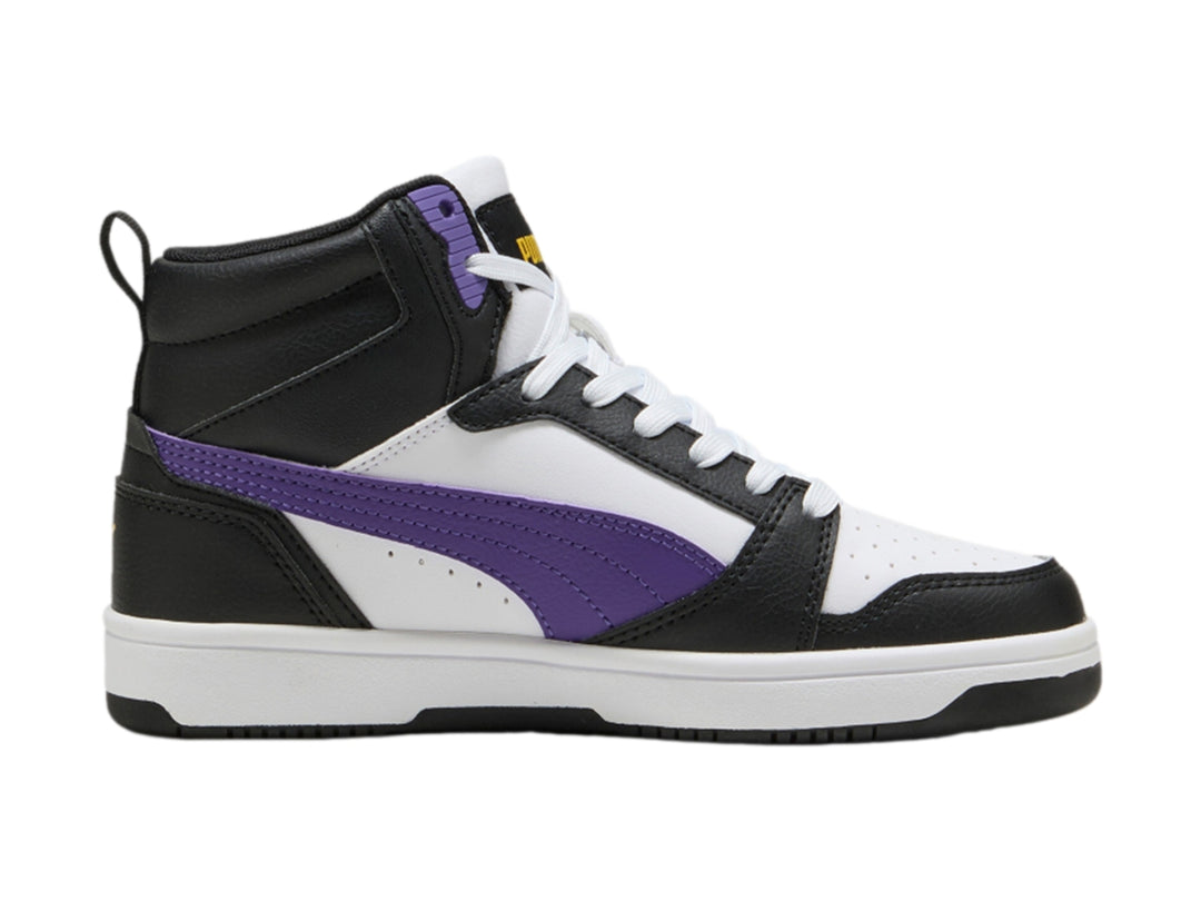 Tenis PUMA Rebound V6 Mid JR en colores blanco, negro y morado para niños.