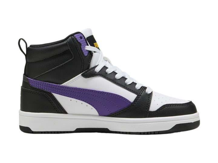 Tenis PUMA Rebound V6 Mid JR en colores blanco, negro y morado para niños.