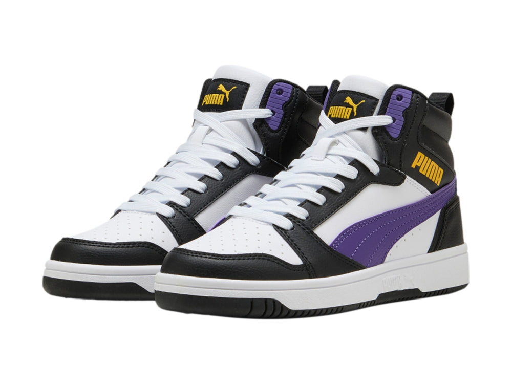 Tenis PUMA Rebound V6 Mid JR en colores blanco, negro y morado para niños.