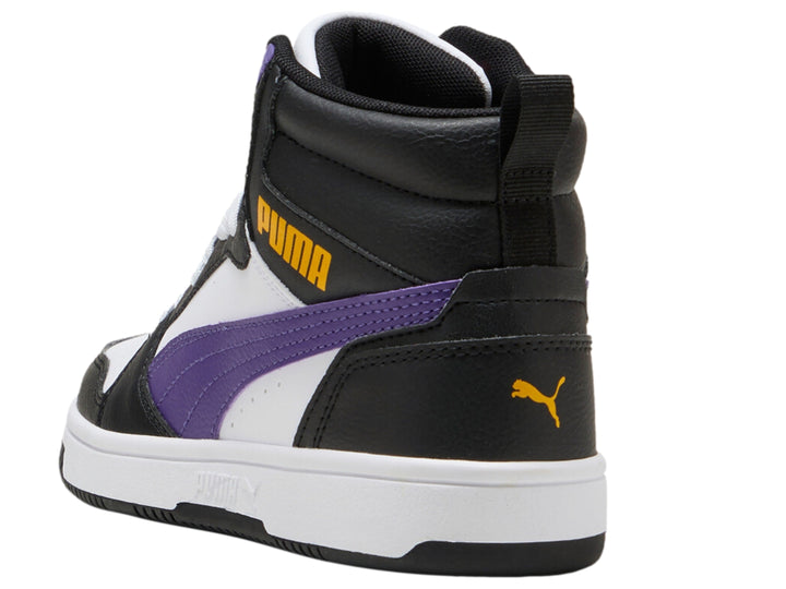 Tenis PUMA Rebound V6 Mid JR en colores blanco, negro y morado para niños.