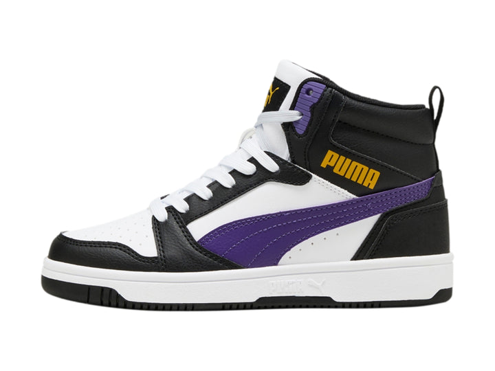Tenis PUMA Rebound V6 Mid JR en colores blanco, negro y morado para niños.