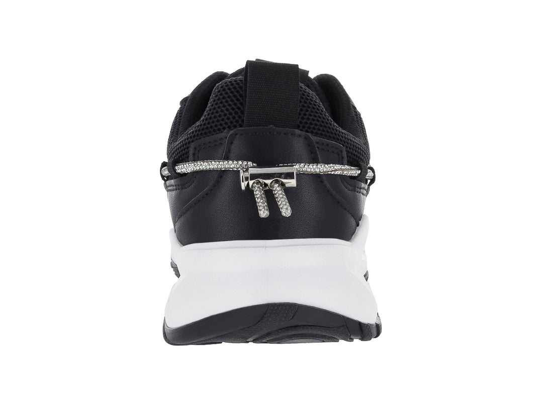 Tenis deportivos Clasben Karen en color negro con suela blanca gruesa y detalles de cordones decorativos grises.