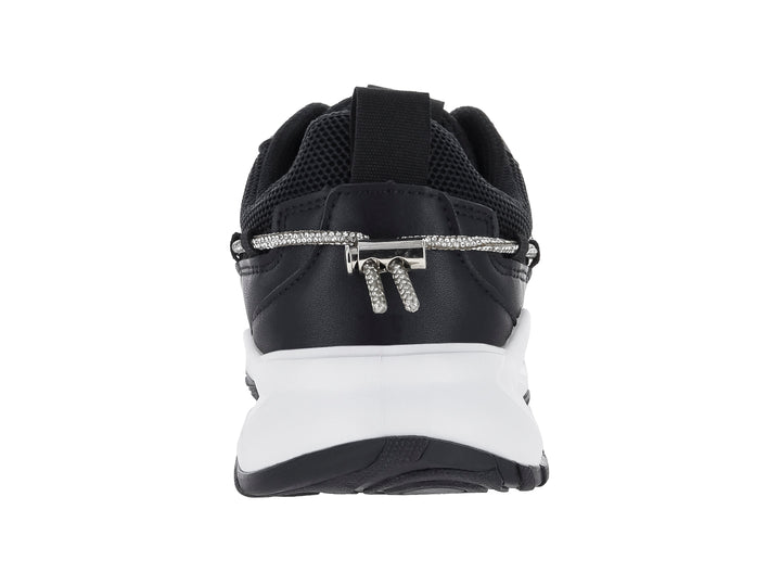 Tenis deportivos Clasben Karen en color negro con suela blanca gruesa y detalles de cordones decorativos grises.