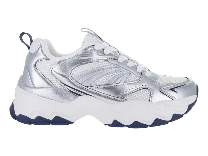 Tenis deportivos Clasben en color blanco y plata con suela gruesa blanca y detalles en azul marino.