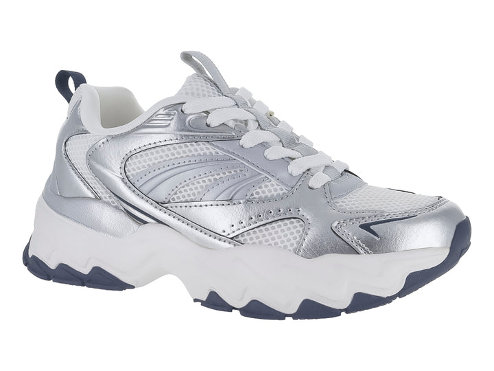 Tenis deportivos Clasben en color blanco y plata con suela gruesa blanca y detalles en azul marino.