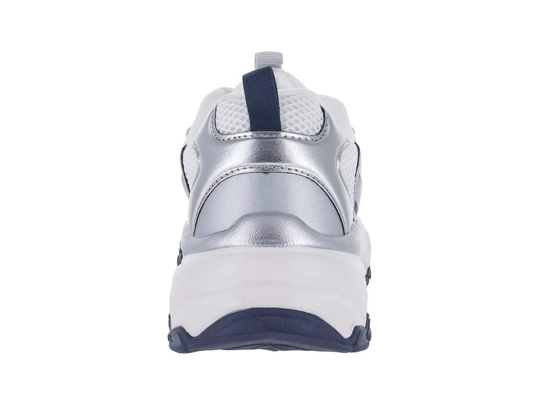 Tenis deportivos Clasben en color blanco y plata con suela gruesa blanca y detalles en azul marino.