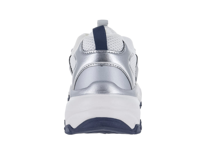 Tenis deportivos Clasben en color blanco y plata con suela gruesa blanca y detalles en azul marino.