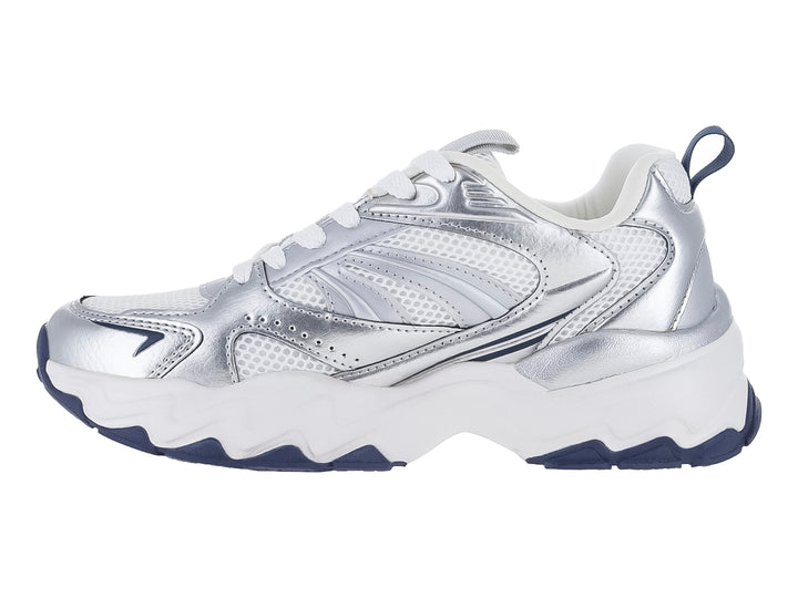 Tenis deportivos Clasben en color blanco y plata con suela gruesa blanca y detalles en azul marino.
