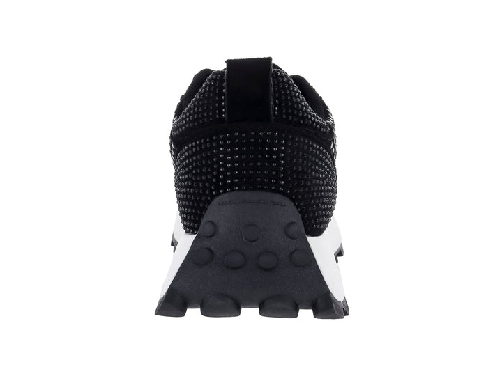 Tenis negros para mujer con detalles de pedrería brillante y suela blanca dentada.