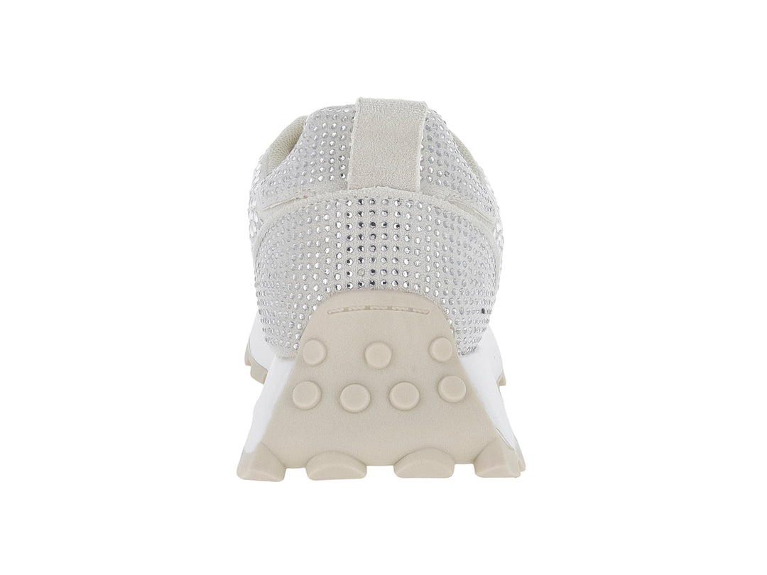 Tenis color beige con incrustaciones de cristales brillantes y suela blanca track.