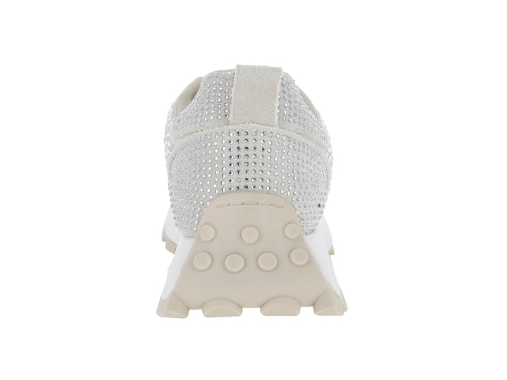 Tenis color beige con incrustaciones de cristales brillantes y suela blanca track.