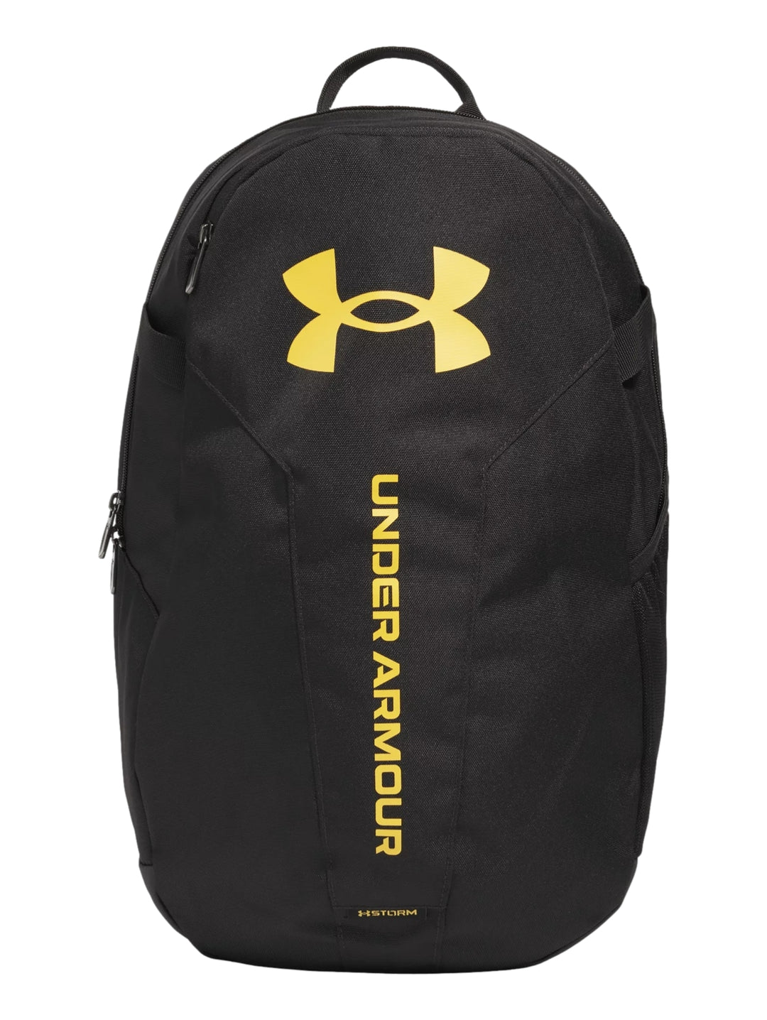 Mochila deportiva Under Armour color negro con logotipo y texto en amarillo naranja.