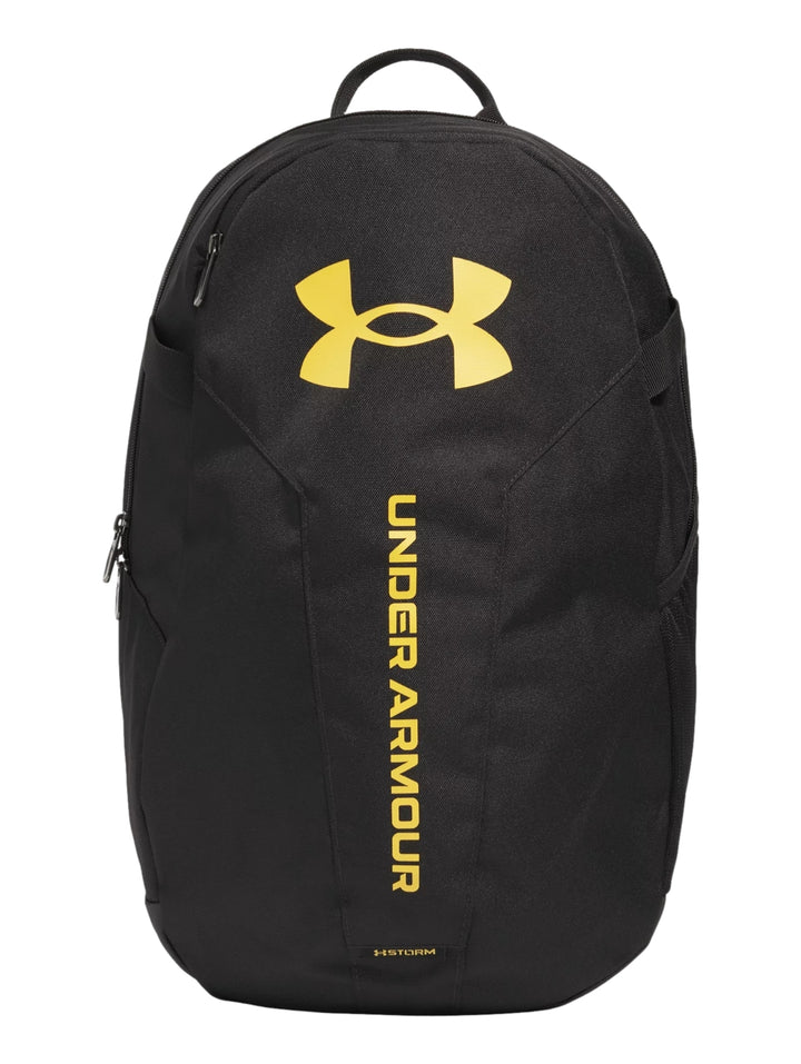 Mochila deportiva Under Armour color negro con logotipo y texto en amarillo naranja.