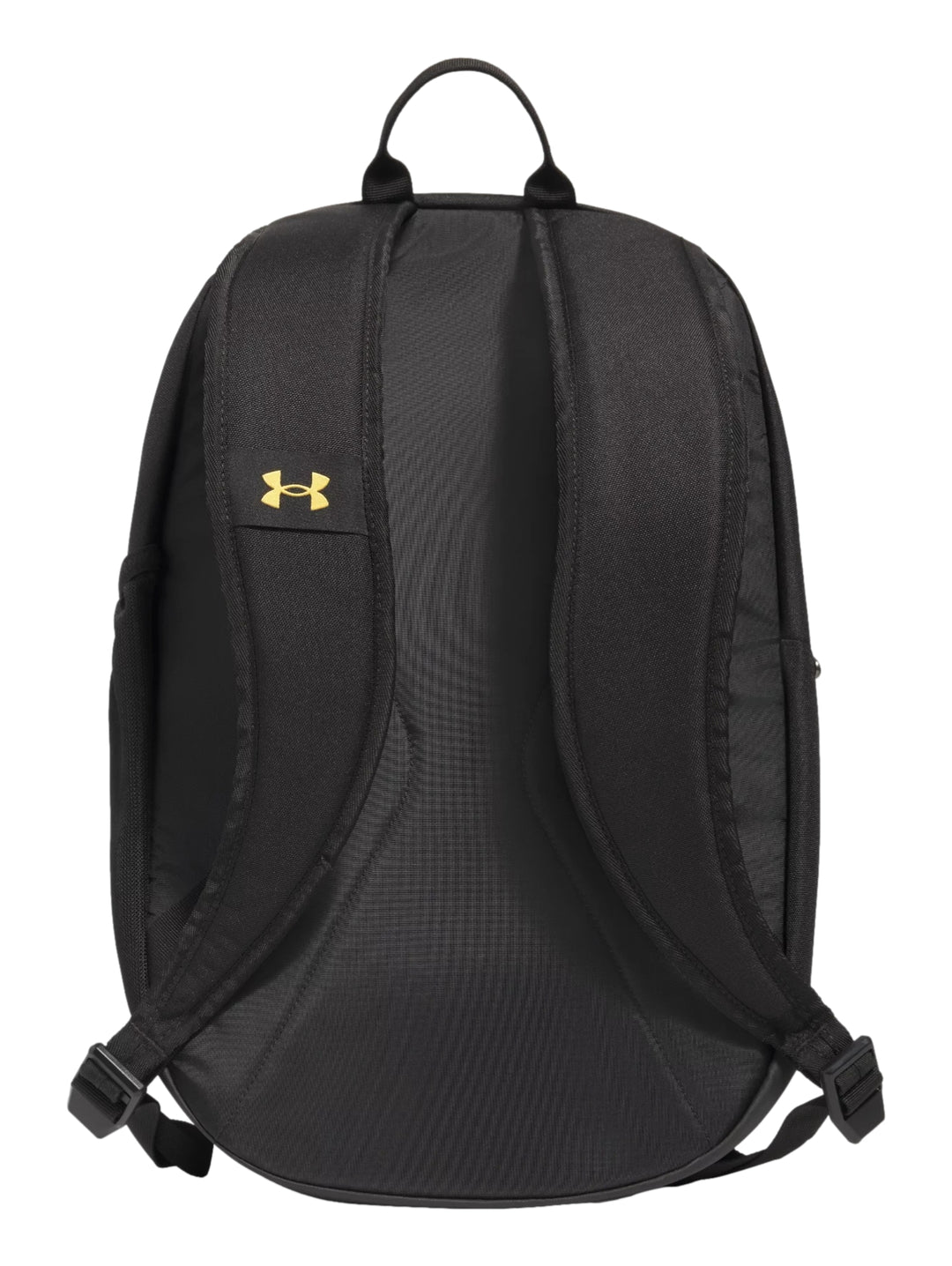 Mochila deportiva Under Armour color negro con logotipo y texto en amarillo naranja.