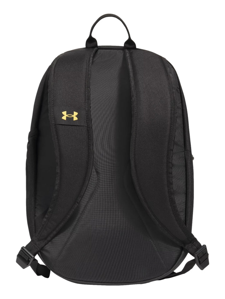 Mochila deportiva Under Armour color negro con logotipo y texto en amarillo naranja.