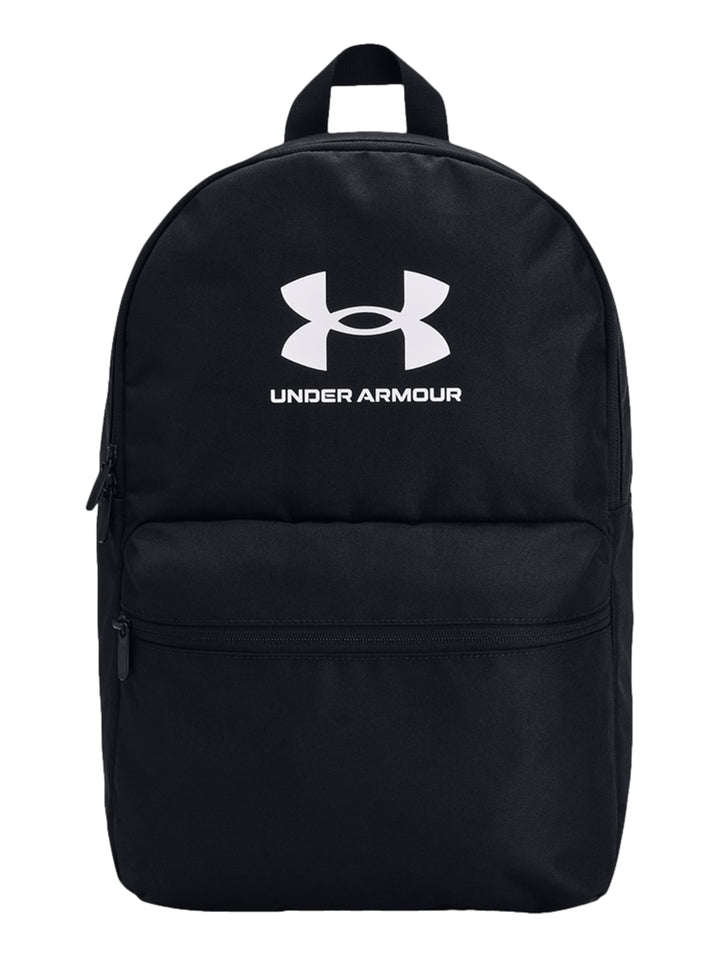 Mochila deportiva Under Armour de color negro con logotipo blanco en el centro y bolsillo frontal.