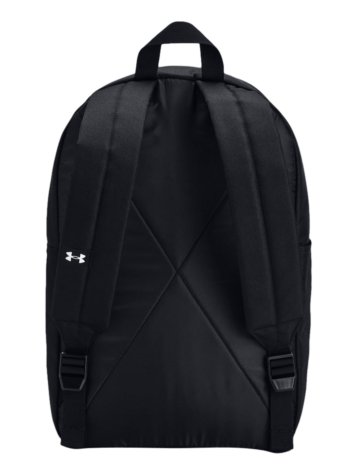 Mochila deportiva Under Armour de color negro con logotipo blanco en el centro y bolsillo frontal.