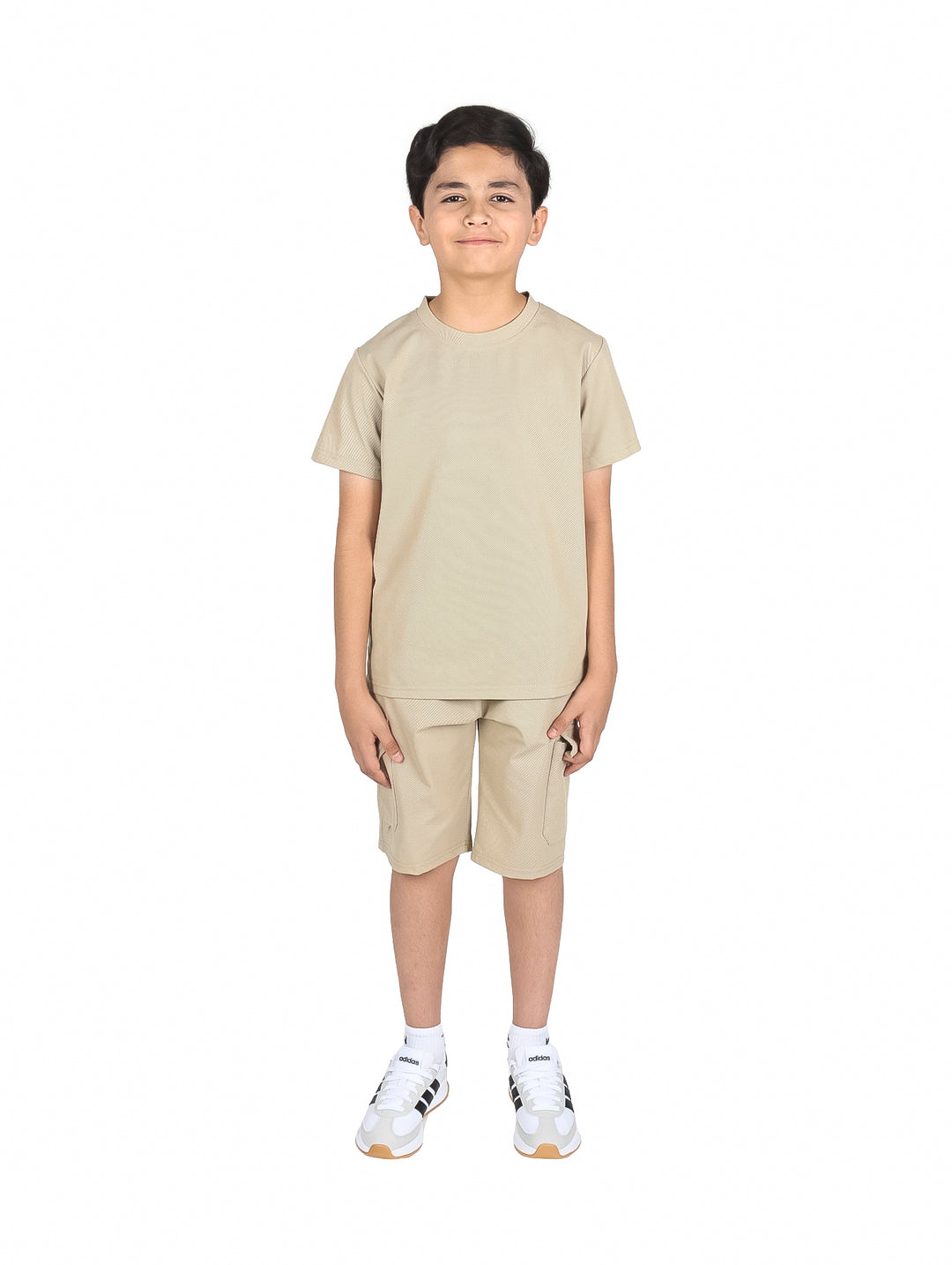 Niño vistiendo un conjunto casual de camiseta y short en color khaki.