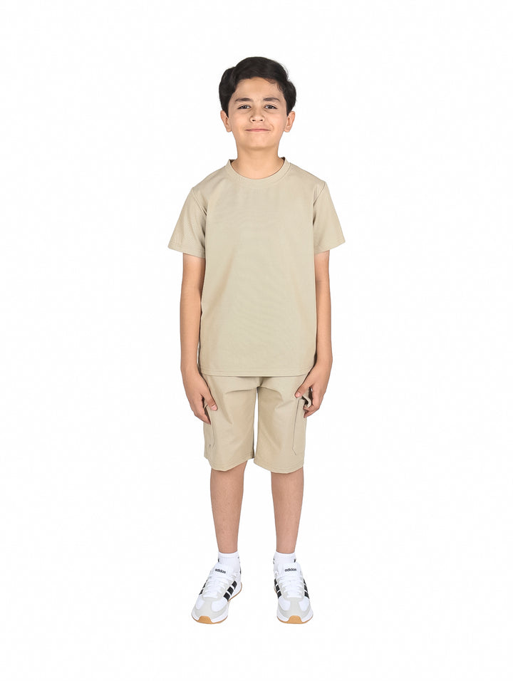 Niño vistiendo un conjunto casual de camiseta y short en color khaki.