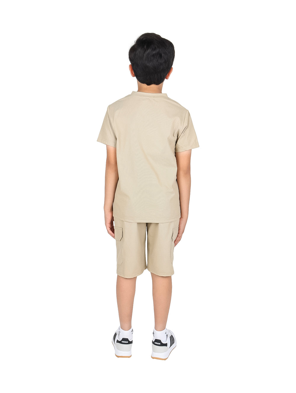 Niño vistiendo un conjunto casual de camiseta y short en color khaki.