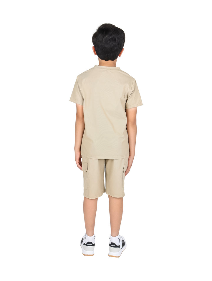 Niño vistiendo un conjunto casual de camiseta y short en color khaki.