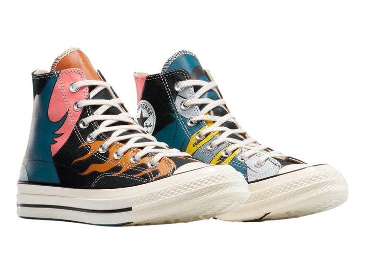 Tenis Converse Chuck Taylor All Star HI multicolores con diseño gráfico, suela blanca y agujetas blancas.