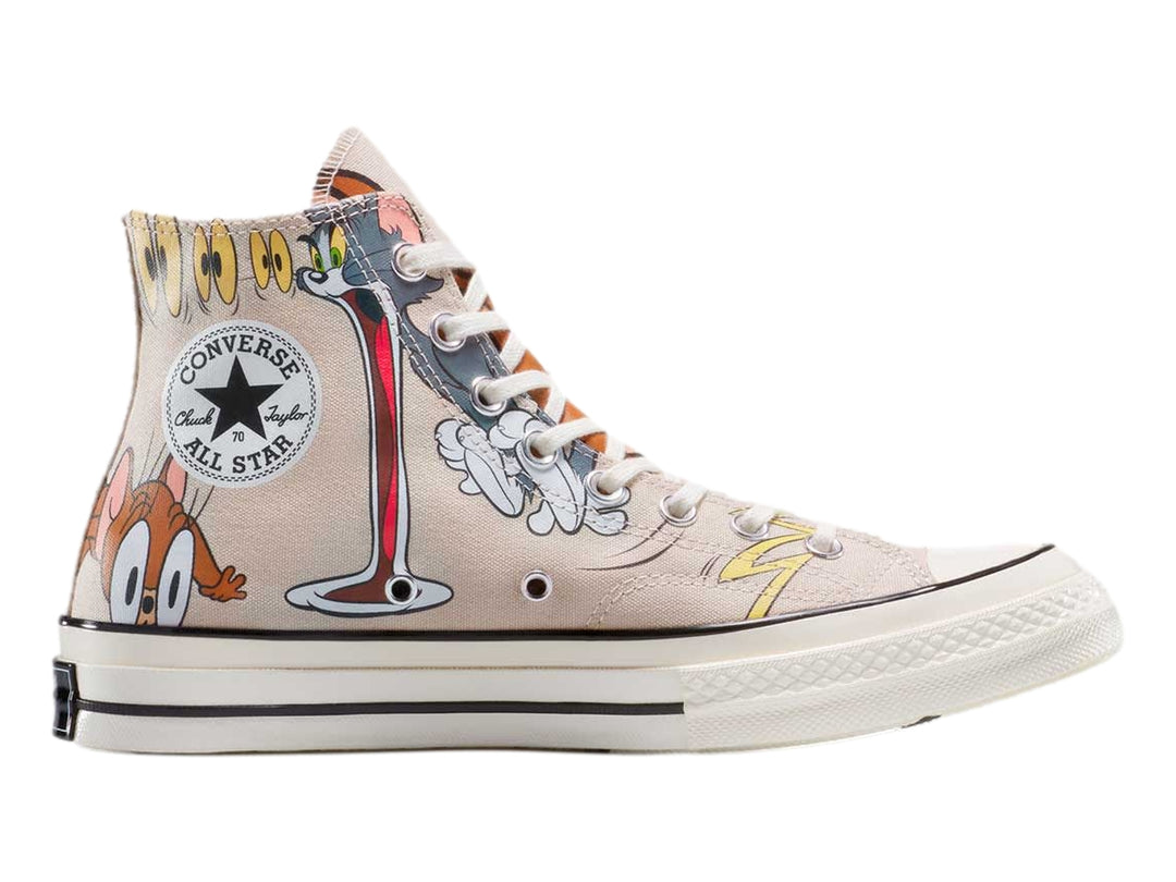 Tenis Converse Chuck Taylor All Star Hi color beige con ilustraciones de Tom y Jerry.