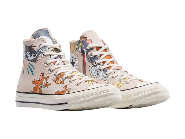 Tenis Converse Chuck Taylor All Star Hi color beige con ilustraciones de Tom y Jerry.
