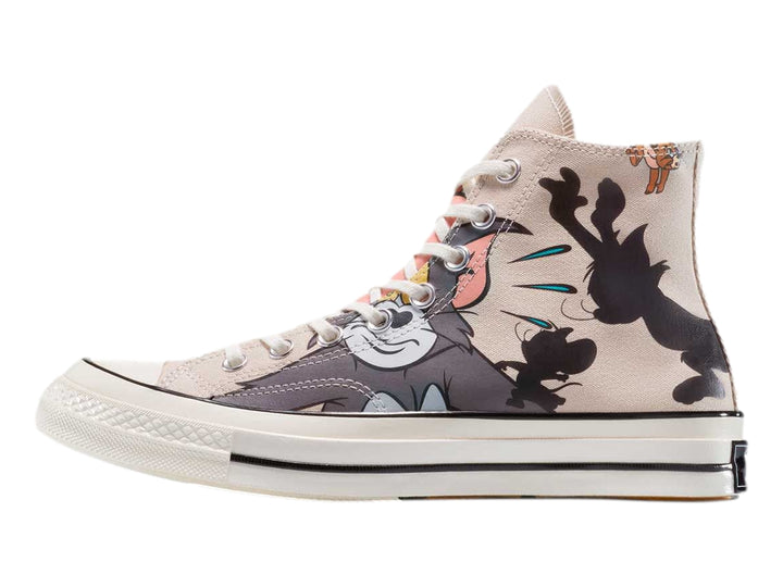 Tenis Converse Chuck Taylor All Star Hi color beige con ilustraciones de Tom y Jerry.