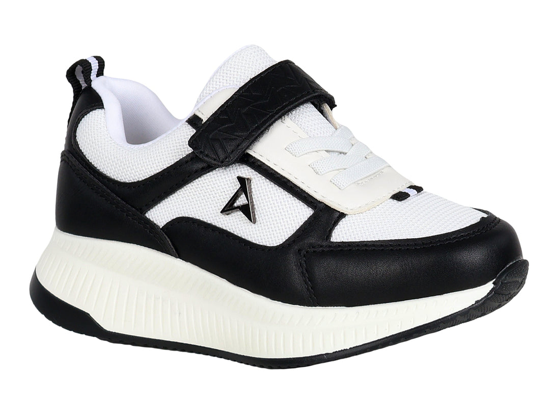 Tenis deportivos infantiles en colores blanco y negro con cierre de velcro y suela blanca.