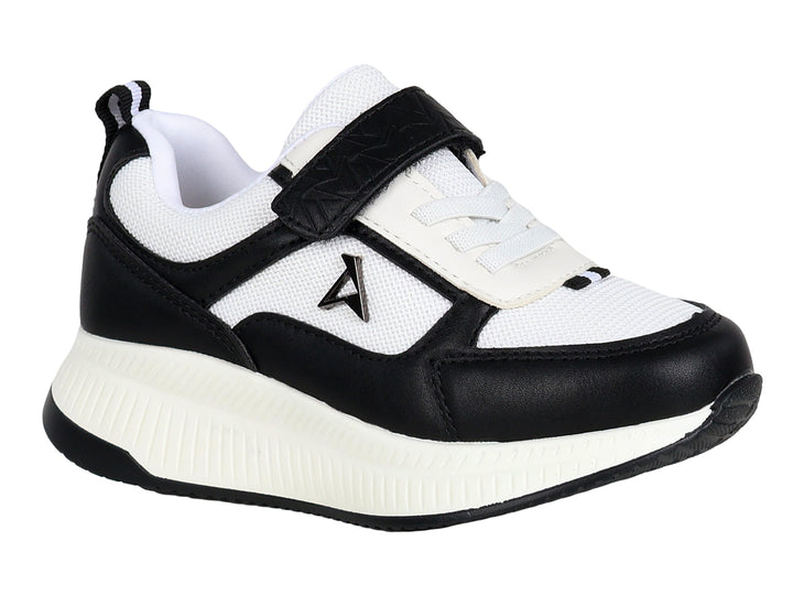 Tenis deportivos infantiles en colores blanco y negro con cierre de velcro y suela blanca.