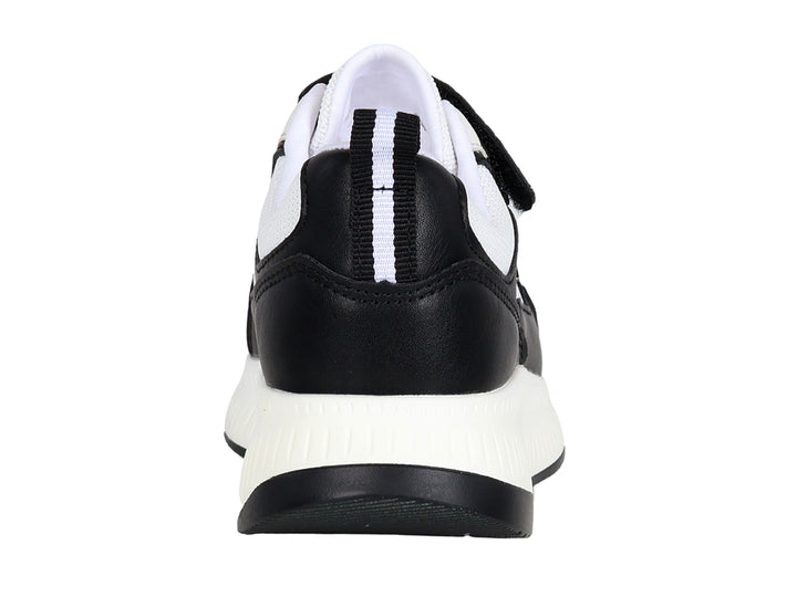 Tenis deportivos infantiles en colores blanco y negro con cierre de velcro y suela blanca.