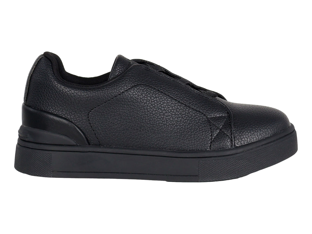 Zapato infantil ATOK de color negro, estilo casual sin cordones con suela gruesa.