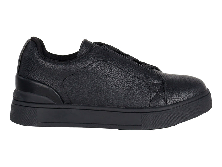 Zapato infantil ATOK de color negro, estilo casual sin cordones con suela gruesa.