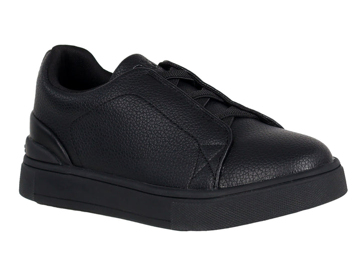 Zapato infantil ATOK de color negro, estilo casual sin cordones con suela gruesa.