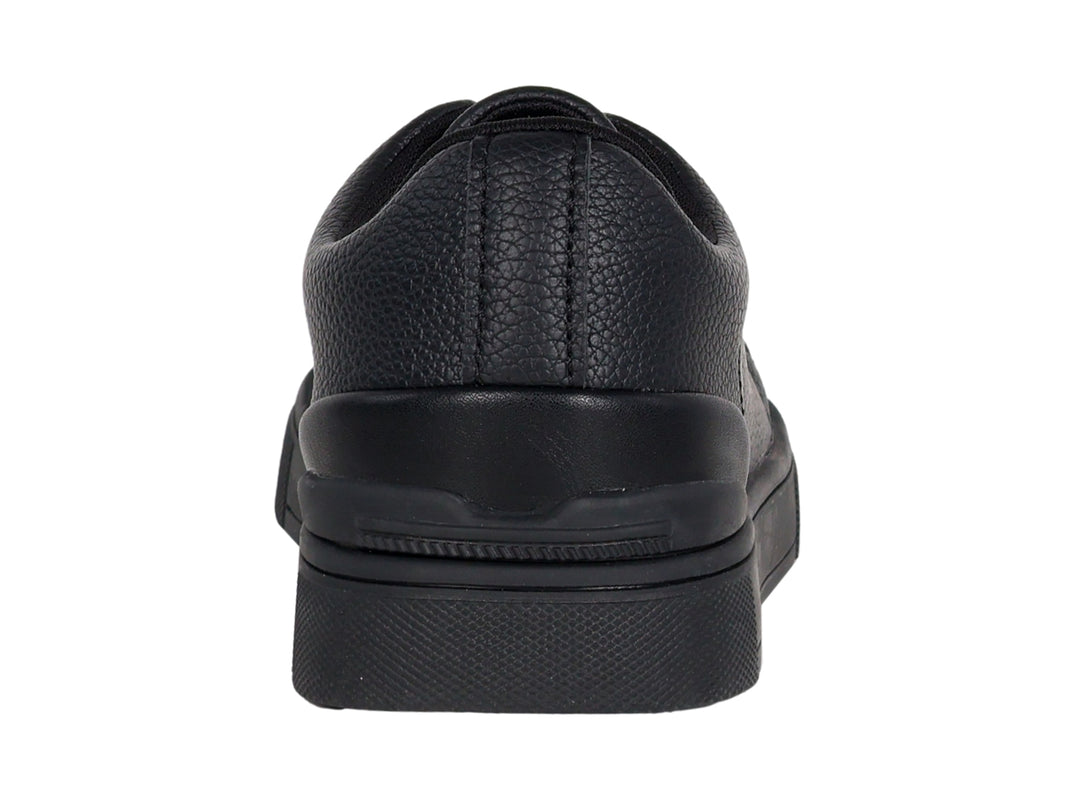 Zapato infantil ATOK de color negro, estilo casual sin cordones con suela gruesa.