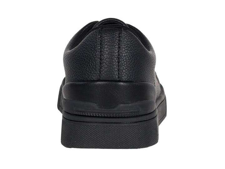 Zapato infantil ATOK de color negro, estilo casual sin cordones con suela gruesa.