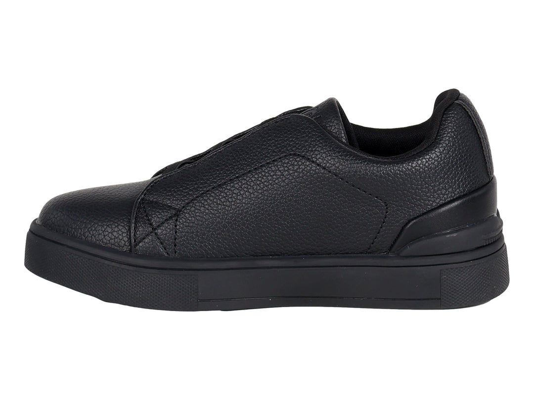 Zapato infantil ATOK de color negro, estilo casual sin cordones con suela gruesa.