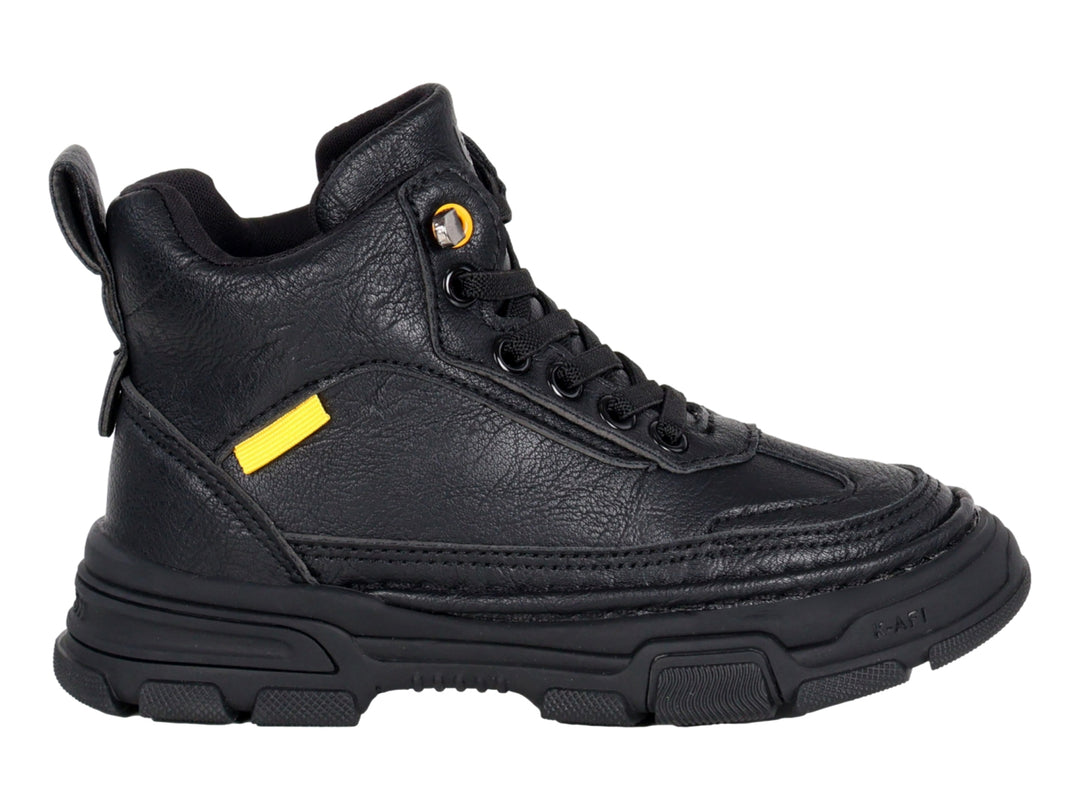 Bota de excursionismo infantil color negro con detalles en amarillo y suela gruesa.